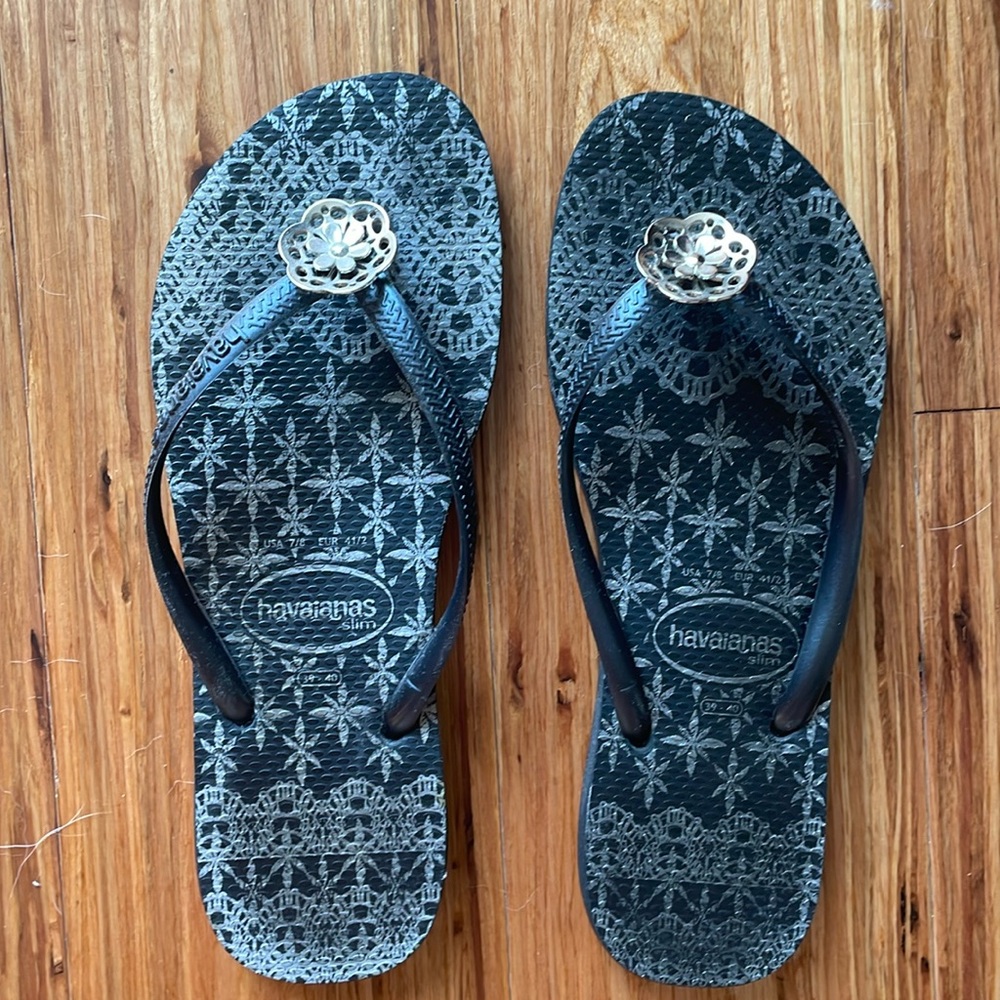 Lightly worn Havianas slim black and silver flip flops size 7/8